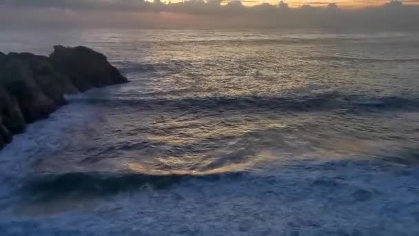 Punta Playa Pôr Sol Cometa Com Ondas Falésias Falésias Montanha — Vídeo de Stock