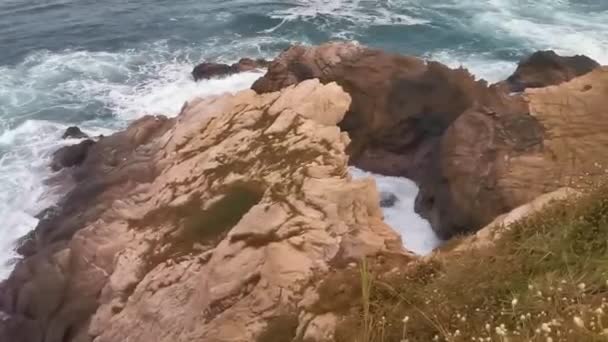 Punta Playa Cometa Zonsondergang Met Golven Klif Kliffen Berg Bergen — Stockvideo