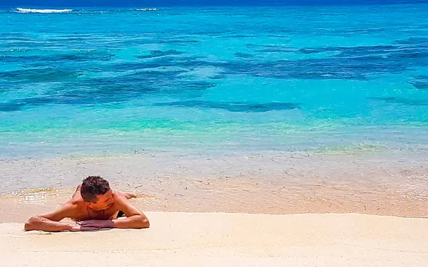Человек Лежит Пляже Песок Вода Тропическом Пляже Острове Rasdhoo Атолле Стоковое Изображение