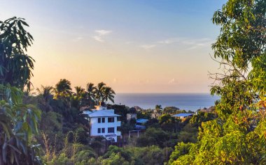 Dağlar, Panorama tepeleri kayalıklar ve tepe tropikal manzarayla Puerto Escondido Oaxaca 'daki kulübe oteli..