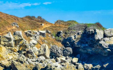 Zicatela Escondido Oaxaca Meksika sahilinde doğal merdivenleri olan dağdaki kayalıklar ve kayalar..