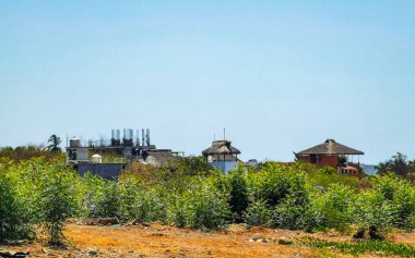 Dağlar, Panorama tepeleri kayalıklar ve tepe tropikal manzarayla Puerto Escondido Oaxaca 'daki kulübe oteli..