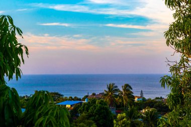 Dağlar, Panorama tepeleri kayalıklar ve tepe tropikal manzarayla Puerto Escondido Oaxaca 'daki kulübe oteli..