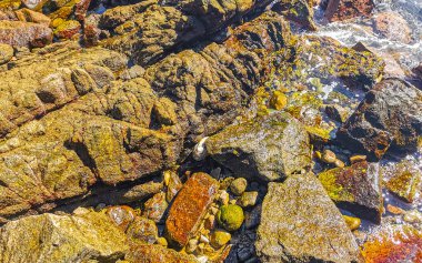 Zicatela Escondido Oaxaca Meksika sahilinde doğal merdivenleri olan dağdaki kayalıklar ve kayalar..