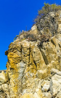 Zicatela Escondido Oaxaca Meksika sahilinde doğal merdivenleri olan dağdaki kayalıklar ve kayalar..