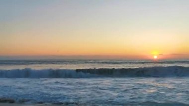 Sahilde sarı turuncu ile güzel, göz kamaştırıcı ve altın rengi günbatımı ve Zicatela Puerto Escondido Oaxaca Meksika 'da tropikal doğada büyük bir sörfçü dalgası manzarası..