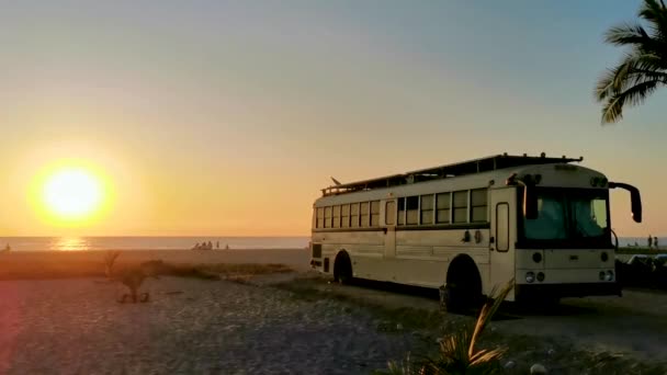 プエルト エスコンディード オアハカ 1月2023 さまざまなミニバスは プエルト エスコンディード ジテラ オアハカ メキシコの日没時に車のキャンピングカーバスカーを輸送します — ストック動画