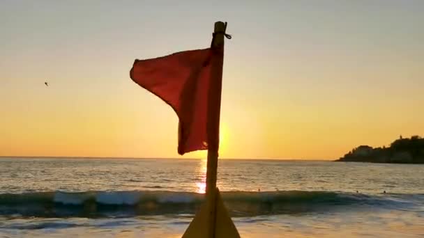 Vörös Zászló Úszás Tiltott Nagy Hullámok Gyönyörű Naplemente Háttérben Zicatela — Stock videók