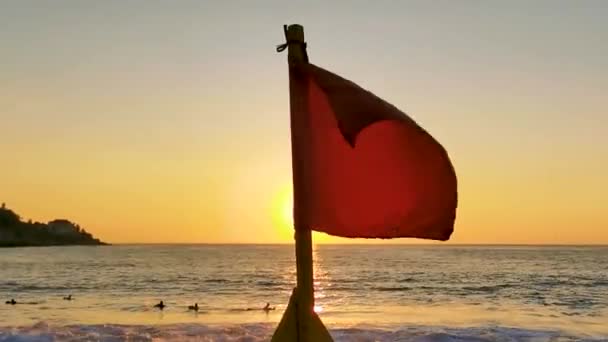 Rode Vlag Zwemmen Verboden Hoge Golven Met Prachtige Zonsondergang Hemel — Stockvideo