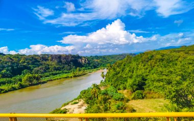 La Barra de Colotepec, Zicatela Puerto Escondido Oaxaca 'da tropik nehir suyu.