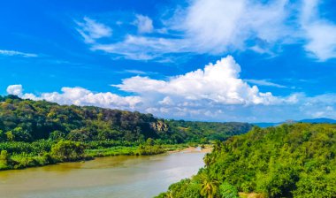 La Barra de Colotepec, Zicatela Puerto Escondido Oaxaca 'da tropik nehir suyu.