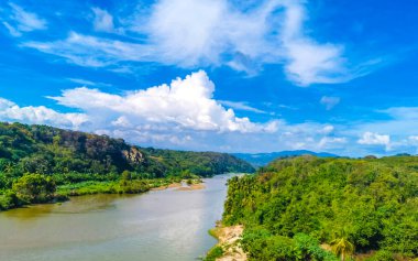 La Barra de Colotepec, Zicatela Puerto Escondido Oaxaca 'da tropik nehir suyu.