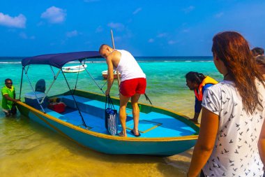 22 yaşında. Şubat 2018 Rasdhoo Rasdhoo Rasdhoo Maldivler Atölyesi Rasdhoo Mercan Maldivleri 'ndeki mavi turkuaz suda sürat teknesi olan turist grubu.