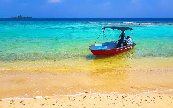 stock image Motor engine of a speedboat in the blue turquoise water on Rasdhoo island in Rasdhoo Atoll Maldives.