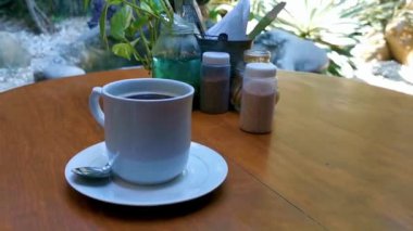 Zicatela Puerto Escondido Oaxaca Meksika 'daki restoranda bir fincan siyah kaşık ve tabakla birlikte kahve..