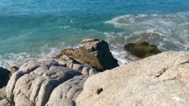 Güzel kayalıklar, La Punta Zicatela Puerto Escondido Oaxaca sahilinde büyük kayalar ve büyük sörfçü dalgaları taşır..