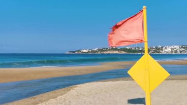 Zicatela Puerto Escondido Meksika 'da kırmızı bayrak yüzmek yasaklandı..
