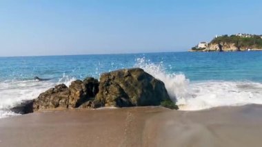 Güzel kayalıklar, La Punta Zicatela Puerto Escondido Oaxaca sahilinde büyük kayalar ve büyük sörfçü dalgaları taşır..