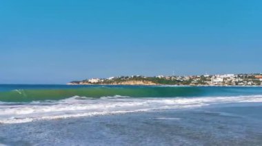 Pasifik sahillerinde ve Zicatela Puerto Escondido Oaxaca Meksika 'da tropikal plajlarda son derece büyük güçlü sörfçü dalgaları..