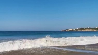 Pasifik sahillerinde ve Zicatela Puerto Escondido Oaxaca Meksika 'da tropikal plajlarda son derece büyük güçlü sörfçü dalgaları..