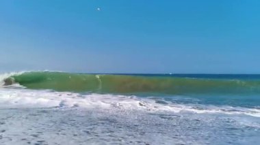 Pasifik sahillerinde ve Zicatela Puerto Escondido Oaxaca Meksika 'da tropikal plajlarda son derece büyük güçlü sörfçü dalgaları..