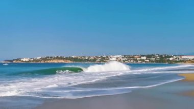 Pasifik sahillerinde ve Zicatela Puerto Escondido Oaxaca Meksika 'da tropikal plajlarda son derece büyük güçlü sörfçü dalgaları..