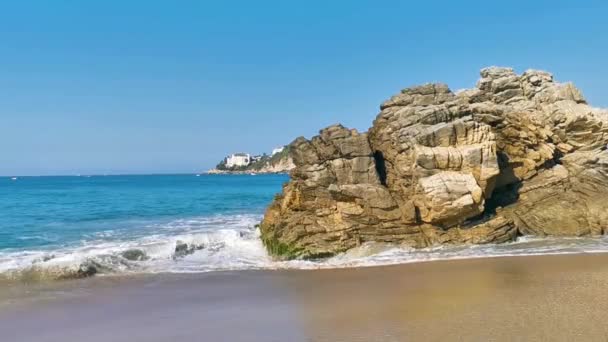 Piękne Skały Skały Kamienie Ogromne Głazy Duże Fale Surferów Plaży — Wideo stockowe