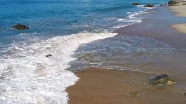 Hermosas Rocas Acantilados Piedras Enormes Rocas Grandes Olas Surfistas Playa — Vídeos de Stock