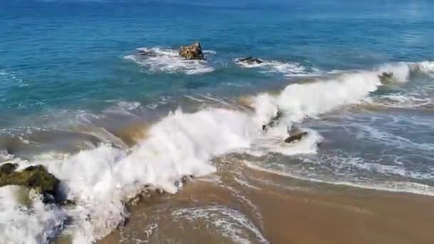 Krásné Skály Útesy Kameny Obrovské Balvany Velké Vlny Surfař Pláži — Stock video