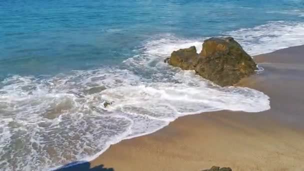 Όμορφα Βράχια Βράχια Πέτρες Τεράστιες Πέτρες Και Μεγάλα Κύματα Surfer — Αρχείο Βίντεο