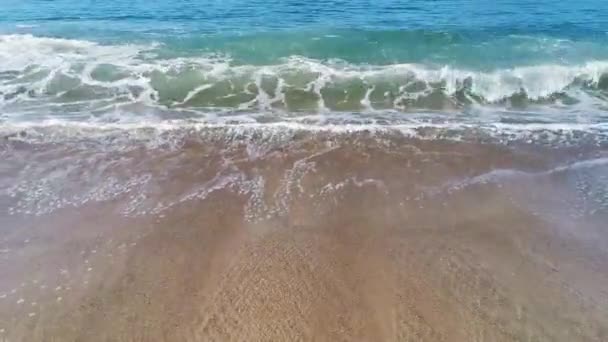 Extremt Stora Kraftfulla Surfarvågor Den Lugna Kusten Och Tropiska Stranden — Stockvideo
