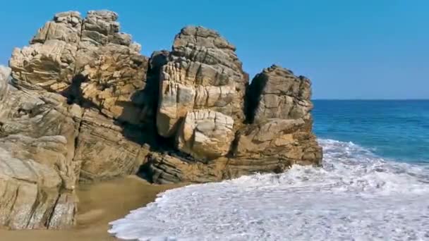 美しい岩の崖は メキシコのラプンタジケラプエルトエスコンドミードオアハカのビーチに巨大なボルダーと大きなサーファー波を石 — ストック動画