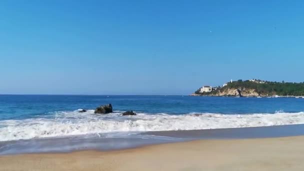 Огромные Валуны Большие Волны Серфинга Пляже Пунта Зикатела Пуэрто Эскондидо — стоковое видео