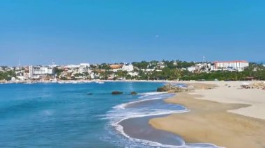 Güzel kayalıklar, La Punta Zicatela Puerto Escondido Oaxaca sahilinde büyük kayalar ve büyük sörfçü dalgaları taşır..