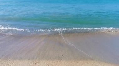 Pasifik sahillerinde ve Zicatela Puerto Escondido Oaxaca Meksika 'da tropikal plajlarda son derece büyük güçlü sörfçü dalgaları..