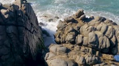 Güzel kayalıklar, La Punta Zicatela Puerto Escondido Oaxaca sahilinde büyük kayalar ve büyük sörfçü dalgaları taşır..