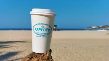 Puerto Escondido Oaxaca Meksika 2023 Kum denizi ve dalgalarla El Cafecito 'yu soymak için Zicatela Puerto Escondido Oaxaca Meksika' ya gitmek için kahve..