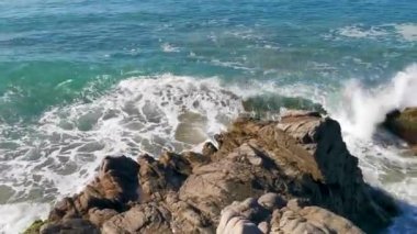 Güzel kayalıklar, La Punta Zicatela Puerto Escondido Oaxaca sahilinde büyük kayalar ve büyük sörfçü dalgaları taşır..
