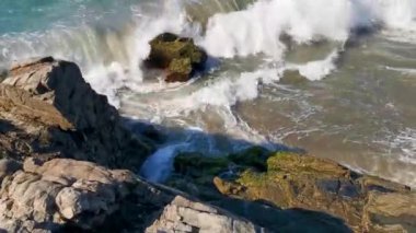 Güzel kayalıklar, La Punta Zicatela Puerto Escondido Oaxaca sahilinde büyük kayalar ve büyük sörfçü dalgaları taşır..