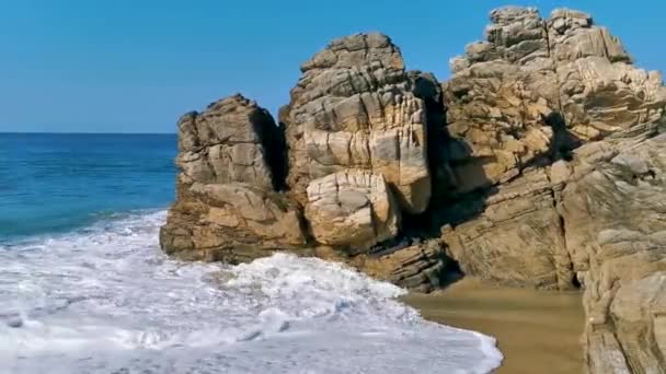Hermosas Rocas Acantilados Piedras Enormes Rocas Grandes Olas Surfistas Playa — Vídeos de Stock