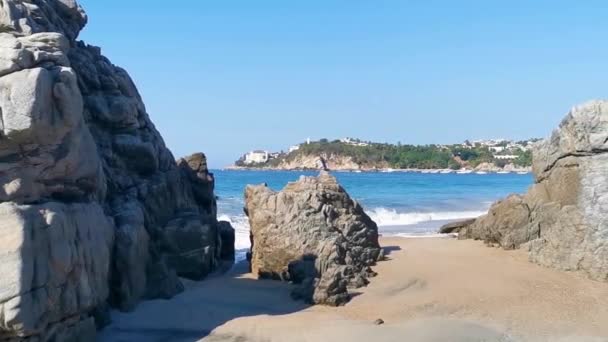 美しい岩の崖は メキシコのラプンタジケラプエルトエスコンドミードオアハカのビーチに巨大なボルダーと大きなサーファー波を石 — ストック動画