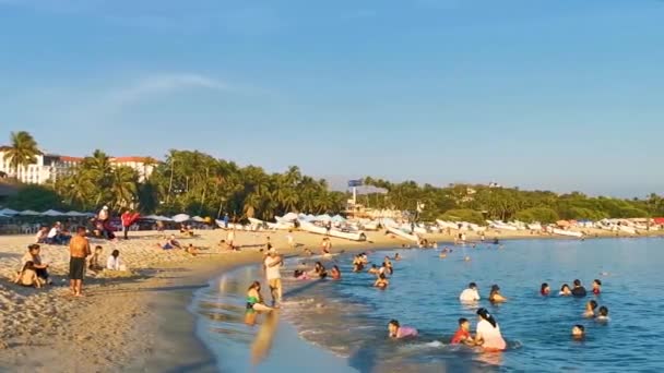 墨西哥瓦哈卡港2022年12月 棕榈树人在墨西哥Zicatela Puerto Escondido Oaxaca海滩上的海滨度假酒店里用阳伞和日光浴 — 图库视频影像