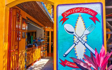 Puerto Escondido Oaxaca Meksika 01. Şubat 2023 Zicatela Puerto Escondido Oaxaca Meksika 'da inşa edilen ve içinde insanların bulunduğu ünlü Dans Cafe Deluxe restoranı..