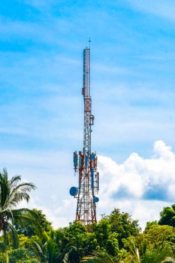 Mavi arka plan radyasyonlu kırmızı beyaz 5G kulesi Zicatela Puerto Escondido Oaxaca Meksika 'da bizi öldürüyor..