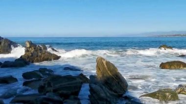 Güzel kayalıklar, kayalar, dağlar, büyük sörfçü dalgaları ve Puerto Escondido Oaxaca 'da sahilin doğal sahili manzarası..