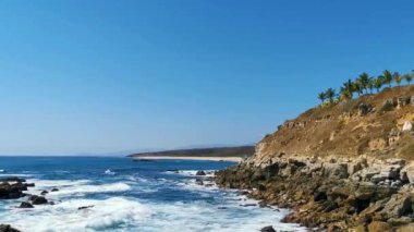 Güzel kayalıklar, kayalar, dağlar, büyük sörfçü dalgaları ve Puerto Escondido Oaxaca 'da sahilin doğal sahili manzarası..