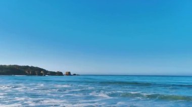 Güzel kayalıklar, kayalar, dağlar, büyük sörfçü dalgaları ve Puerto Escondido Oaxaca 'da sahilin doğal sahili manzarası..