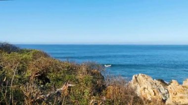 Güzel kayalıklar, kayalar, dağlar, büyük sörfçü dalgaları ve Puerto Escondido Oaxaca 'da sahilin doğal sahili manzarası..