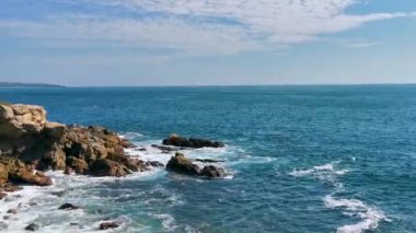 Güzel kayalıklar, kayalar, dağlar, büyük sörfçü dalgaları ve Puerto Escondido Oaxaca 'da sahilin doğal sahili manzarası..