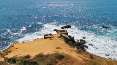 Güzel kayalıklar, kayalar, dağlar, büyük sörfçü dalgaları ve Puerto Escondido Oaxaca 'da sahilin doğal sahili manzarası..